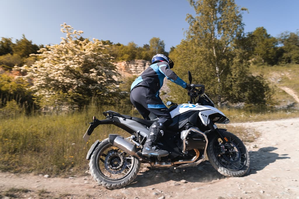 Régulateur de vitesse adaptatif à moto : BMW dégaine - Sous le casque…